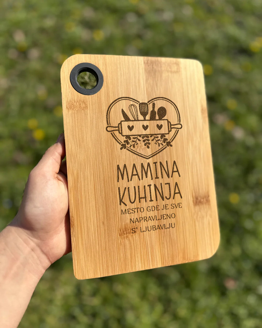 Izgravirana poklon kuhinjska daska mamina kuhinja mesto gde je sve napravljeno s ljubavlju
