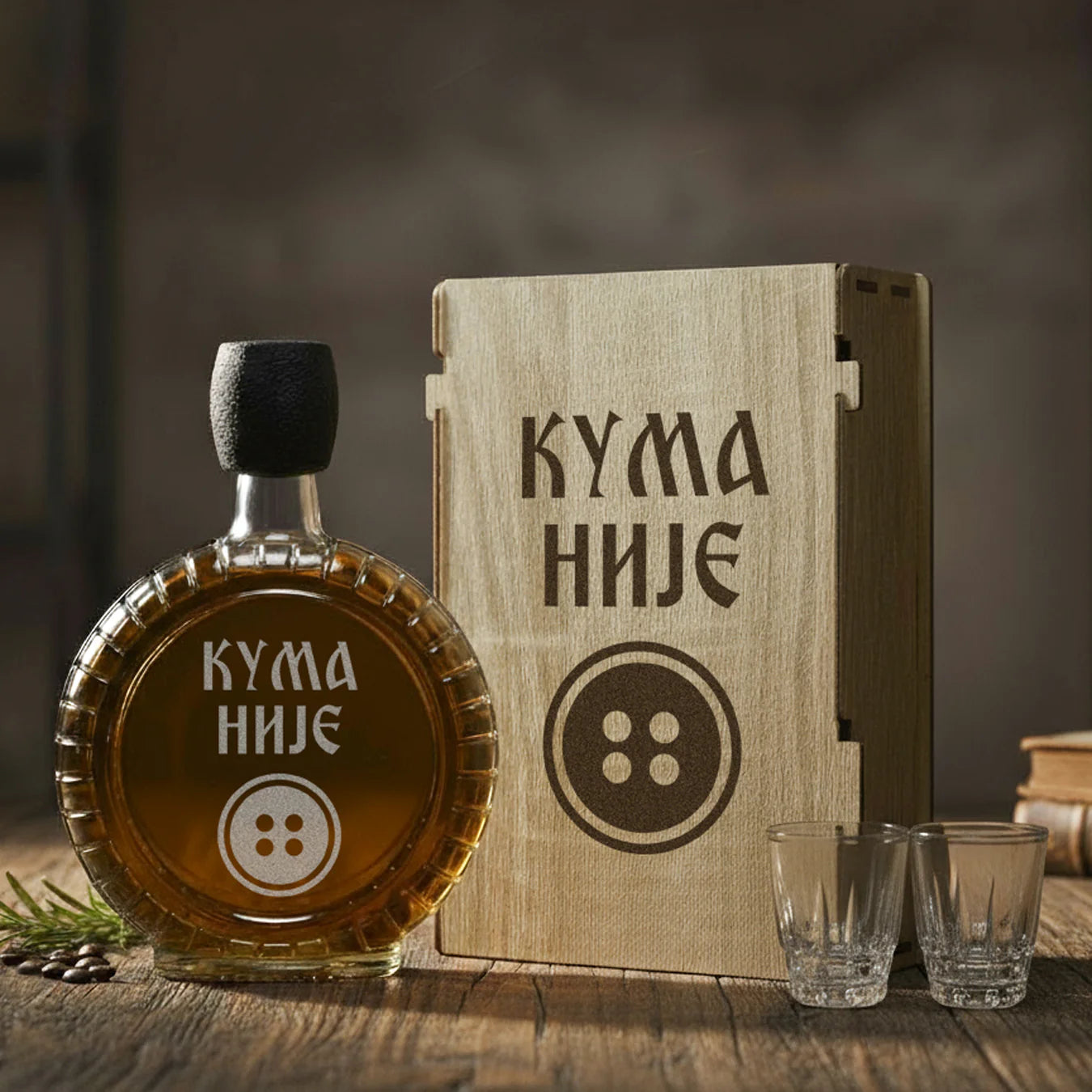 Poklon za kumu - Kuma nije dugme, izgravirana kutija sa čuturom za rakiju i dve čašice