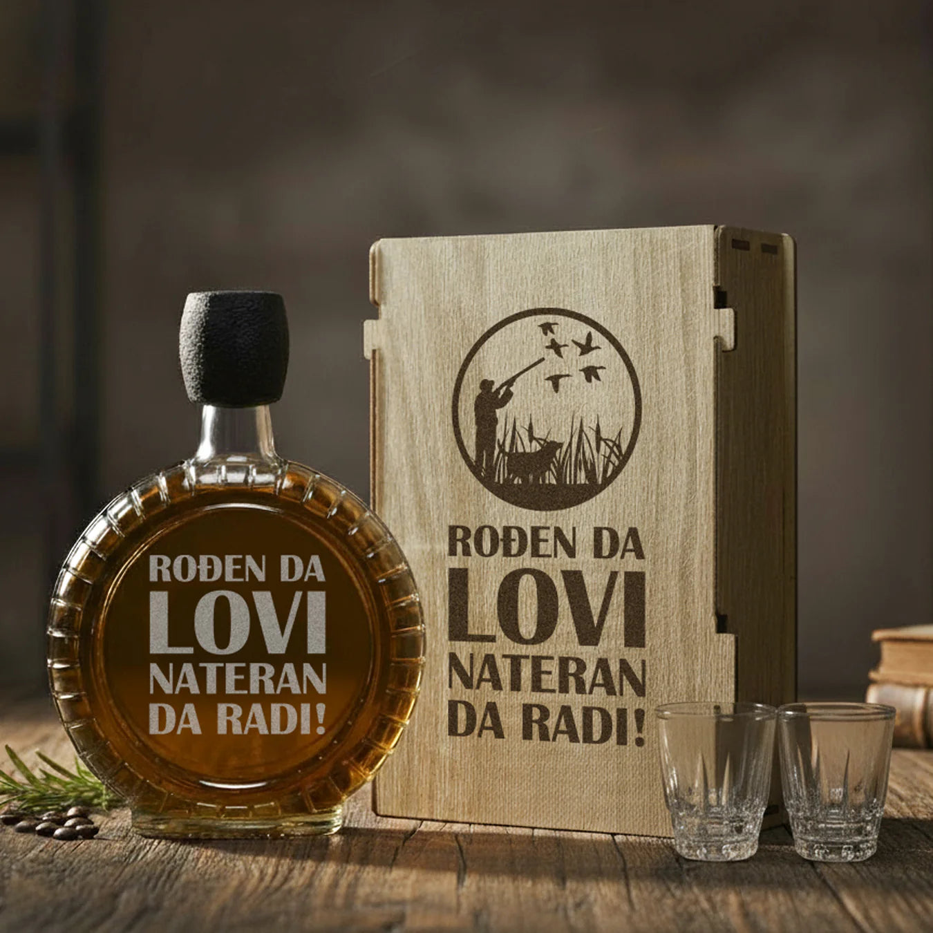 Poklon za lovce - Rođen da lovi, izgravirana kutija sa čuturom za rakiju i dve čašice