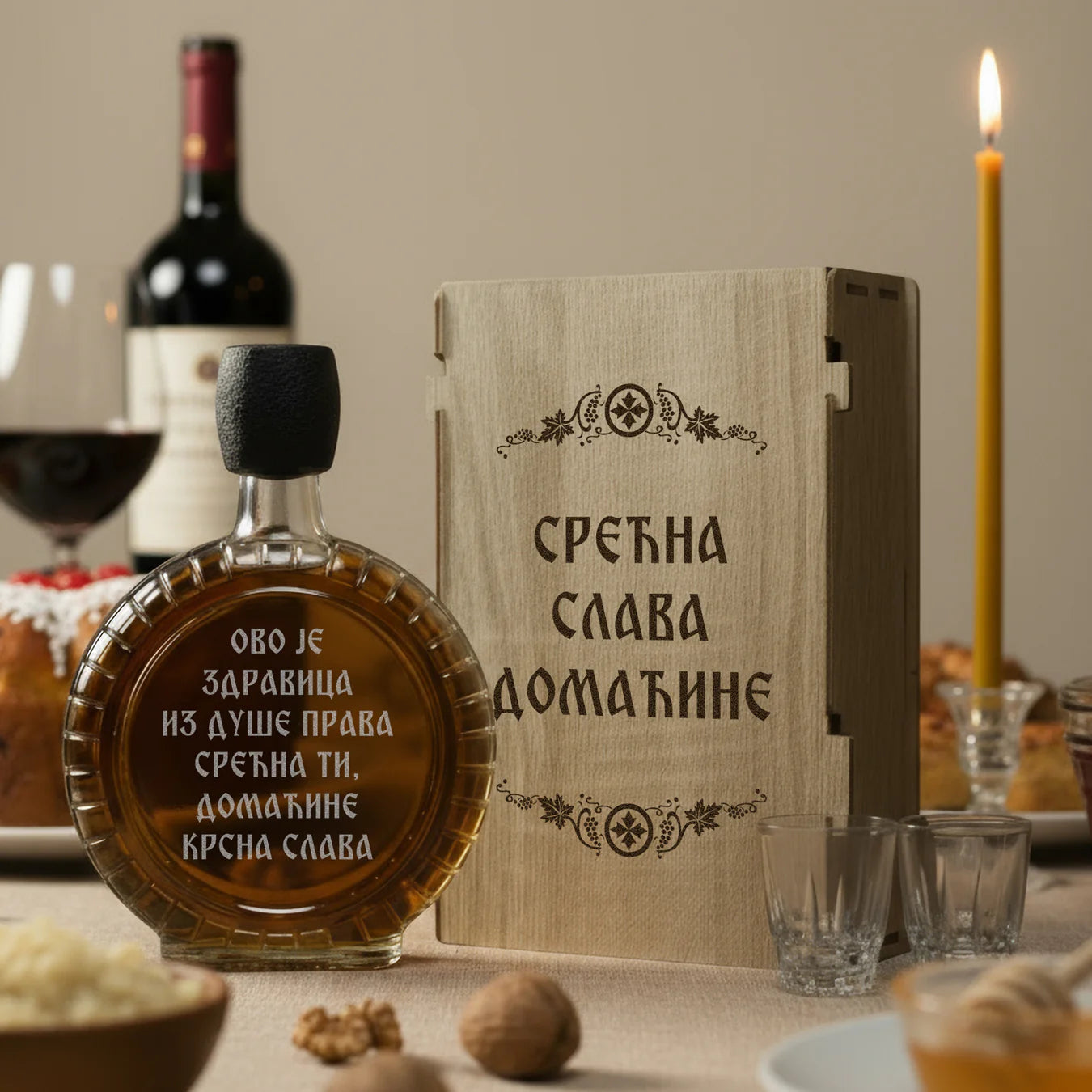 Slavski poklon - Srećna slava domaćine, izgravirana kutija sa čuturom za rakiju i dve čašice