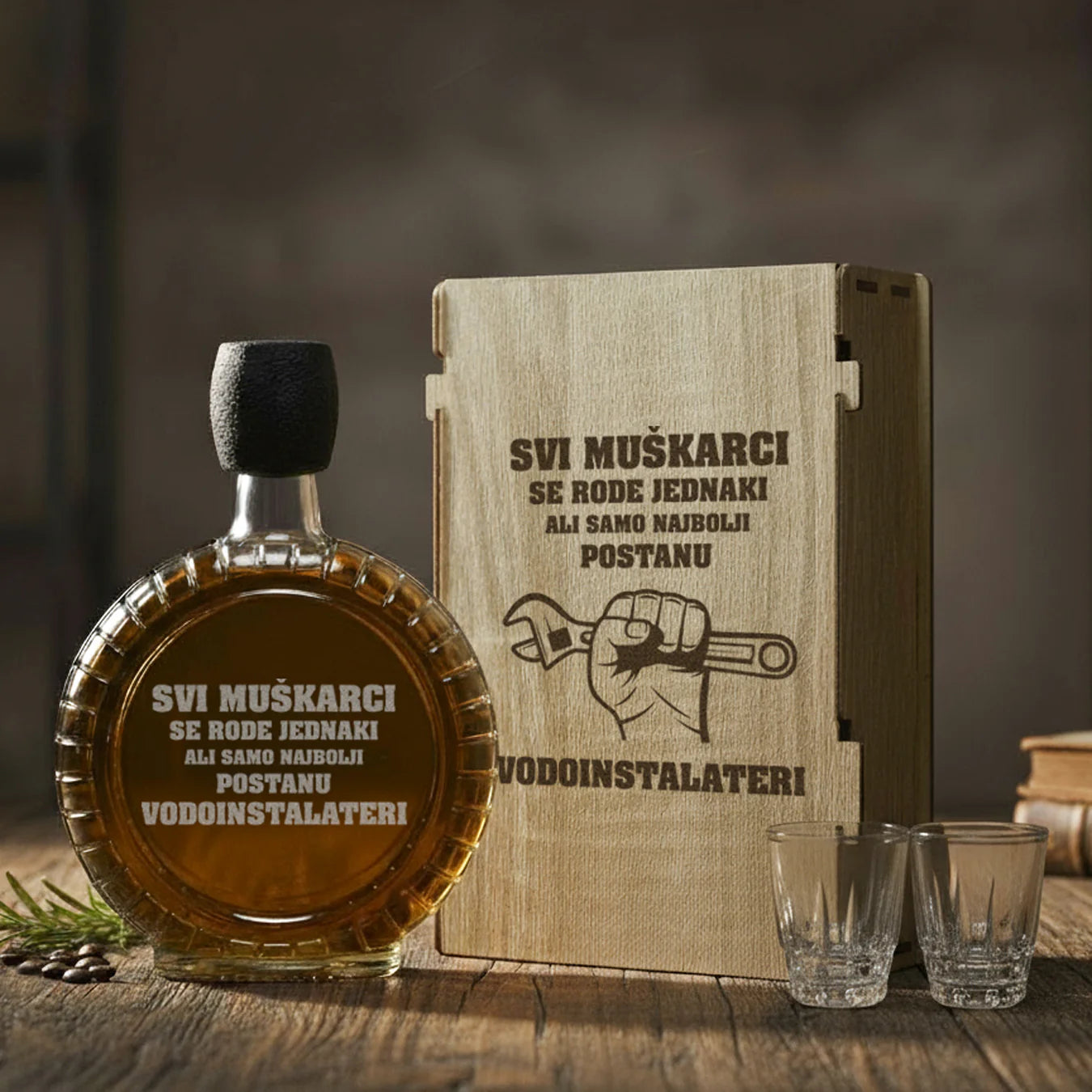Poklon za Vodoinstalatere, izgravirana kutija sa čuturom za rakiju i dve čašice