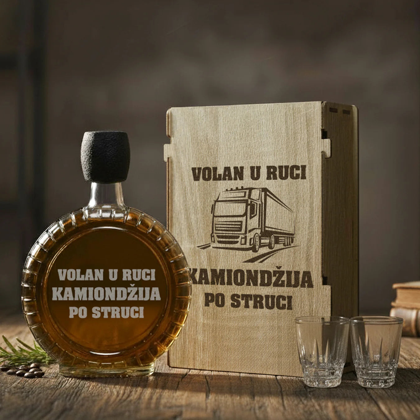 Poklon za vozače - Kamiondžija po struci, izgravirana kutija sa čuturom za rakiju i dve čašice