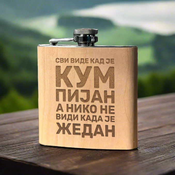 Pljoska sa natpisom - Svi vide kad je kum pijan a niko ne vidi kada je žedan