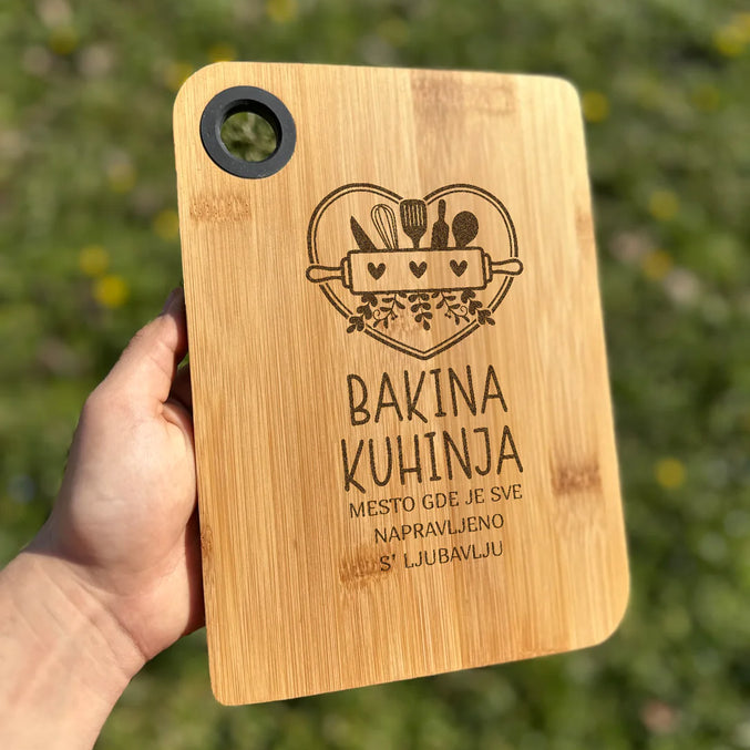 Izgravirana poklon kuhinjska daska bakina kuhinja mesto gde je sve napravljeno s ljubavlju