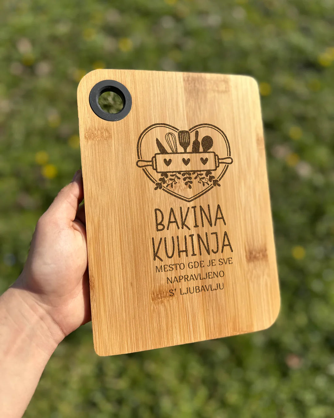 Izgravirana poklon kuhinjska daska bakina kuhinja mesto gde je sve napravljeno s ljubavlju