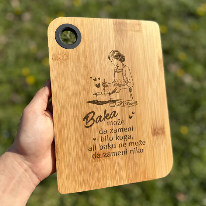 Izgravirana poklon kuhinjska daska baka može da zameni bilo koga, ali baku ne može da zameni niko