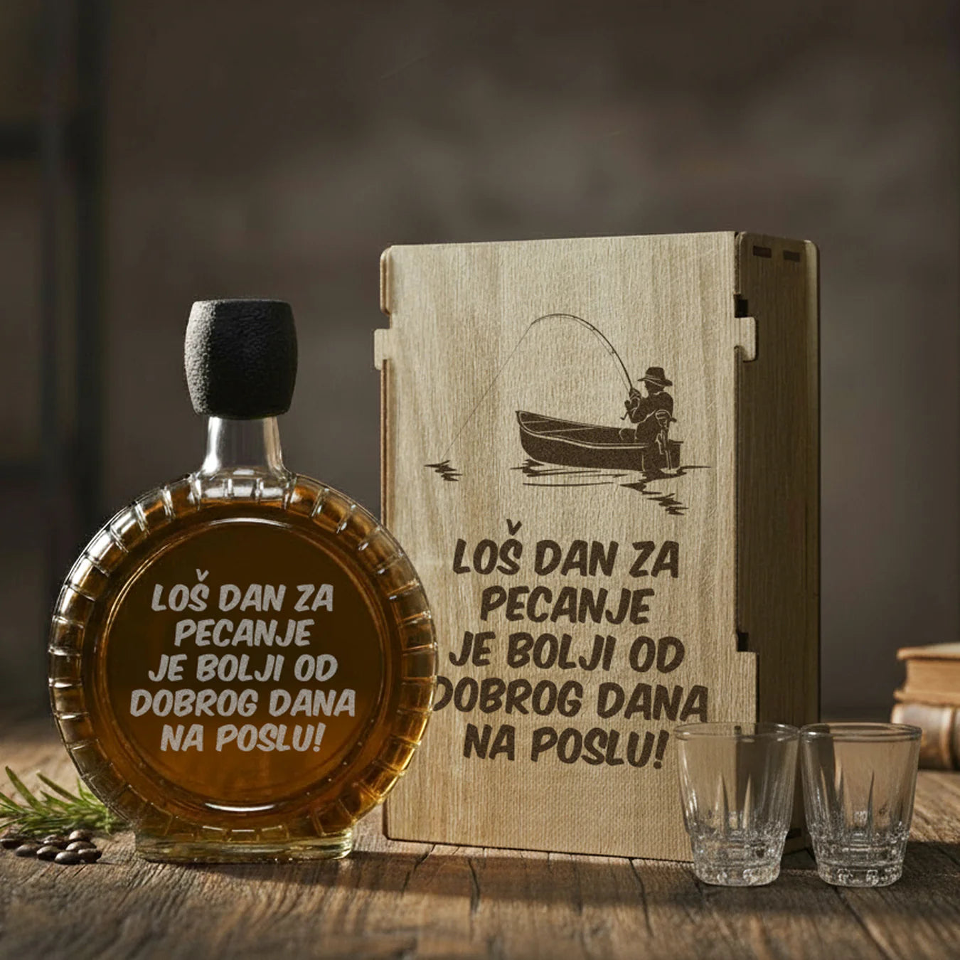 Poklon za ribolovce - Loš dan na pecanju, izgravirana kutija sa čuturom za rakiju i dve čašice