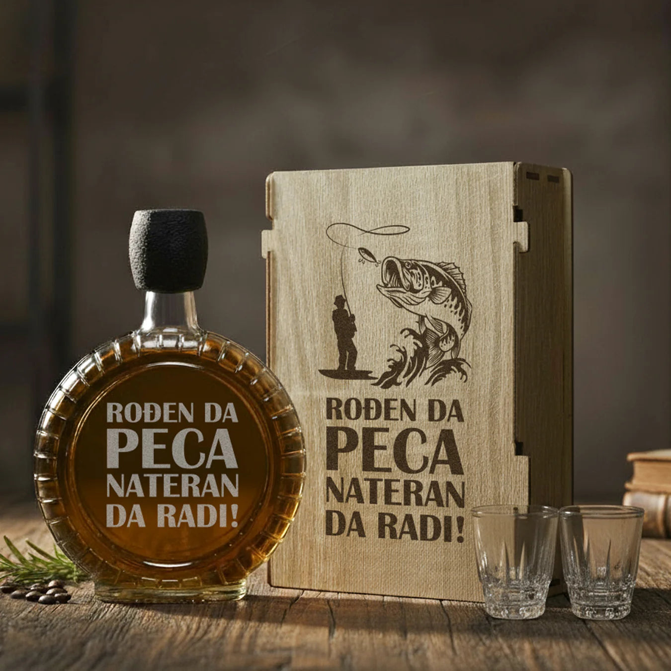 Poklon za ribolovce - Rođen da peca, izgravirana kutija sa čuturom za rakiju i dve čašice