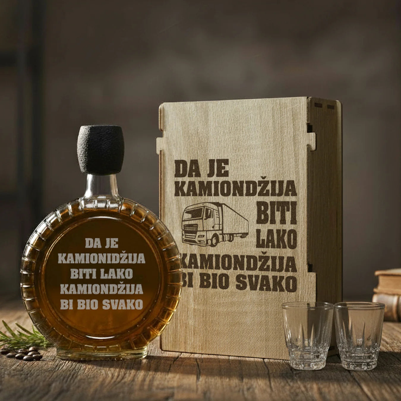 Poklon za vozače - Kamiondžija, izgravirana kutija sa čuturom za rakiju i dve čašice