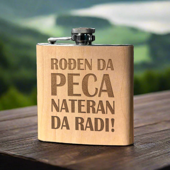 Pljoska sa natpisom - Rođen da peca nateran da radi