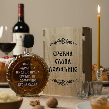 Slavski poklon set Srećna Slava Domaćine, sa 2 čašice (rakija nije uključena)