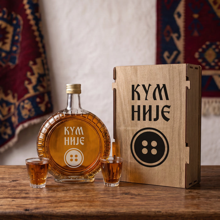 Poklon set Kum nije dugme, sa 2 čašice (rakija nije uključena)