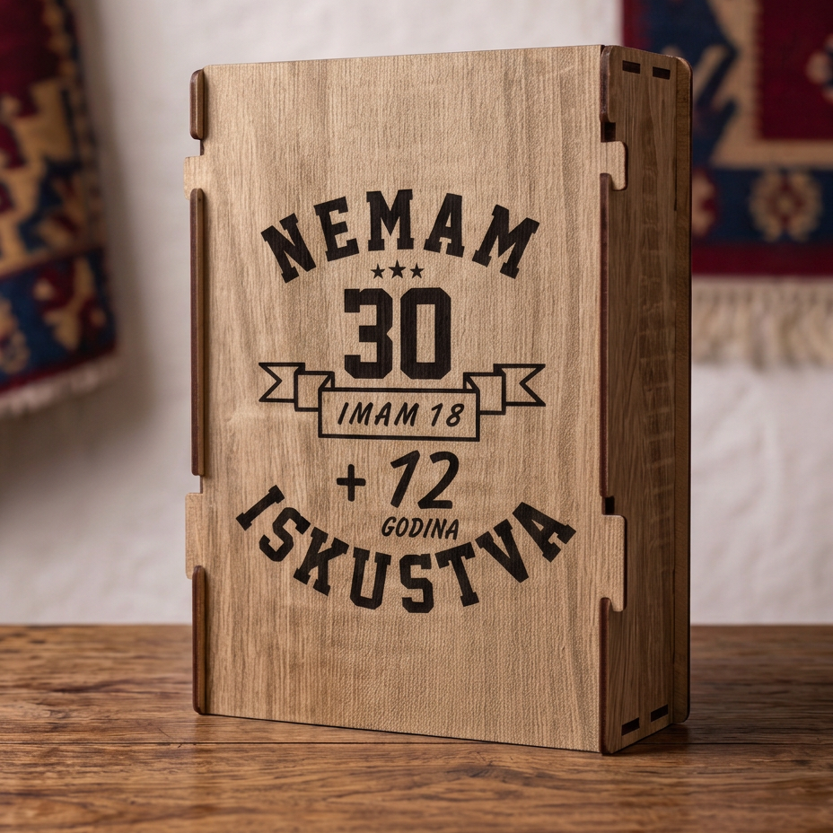 Gravura Nemam 30 imam 18 plus 12 godina iskustva na drvenoj kutiji iz seta