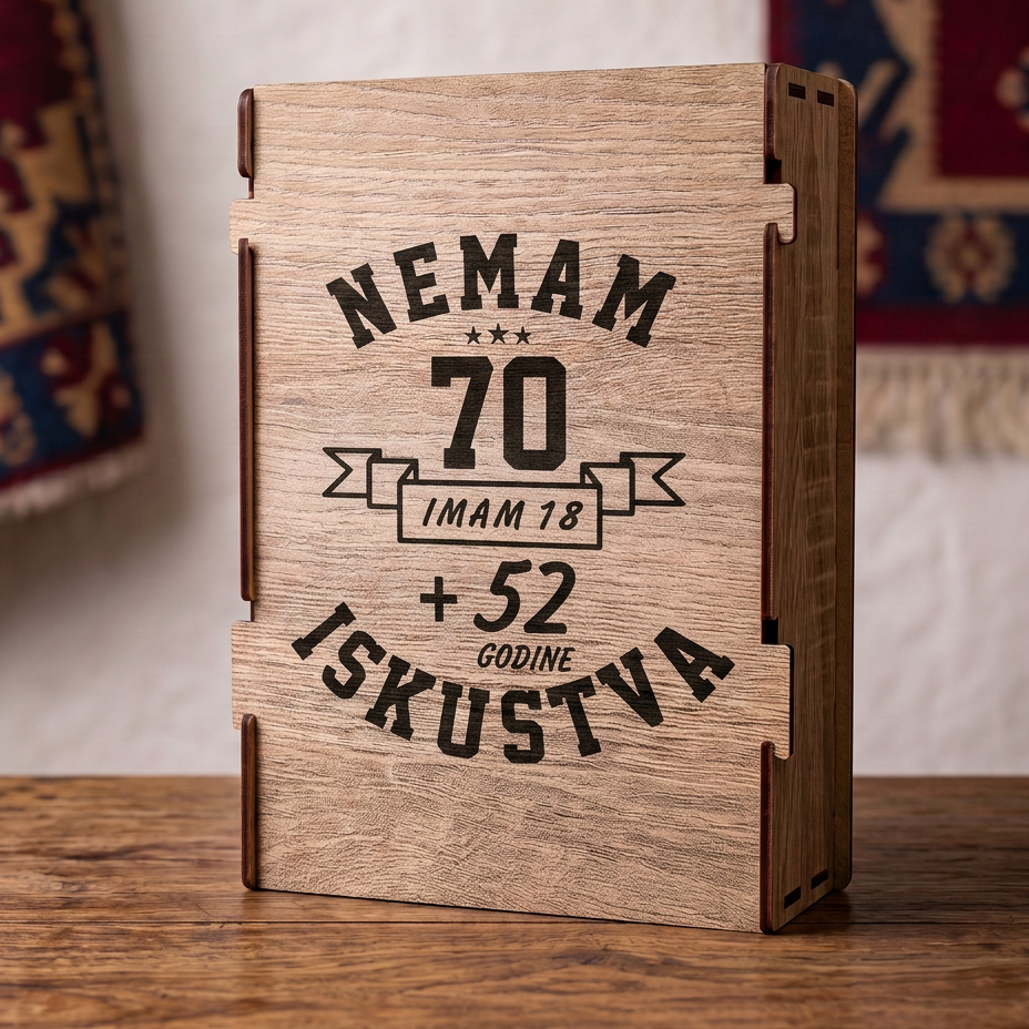 Gravura Nemam 70 imam 18 plus 52 godine iskustva na drvenoj kutiji iz seta